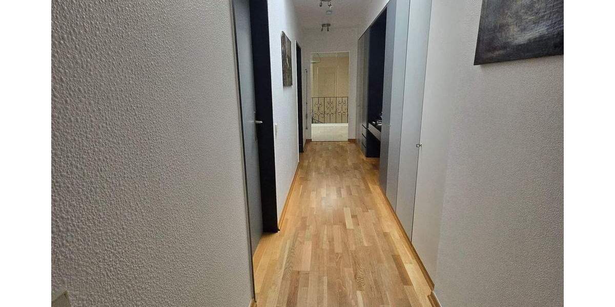 Wohn-Geschäftshaus bietet viele Gestaltungsmöglichkeiten! z.B. Praxis,- Büro,-Wohnräume; aufstockbar 8 zimmer