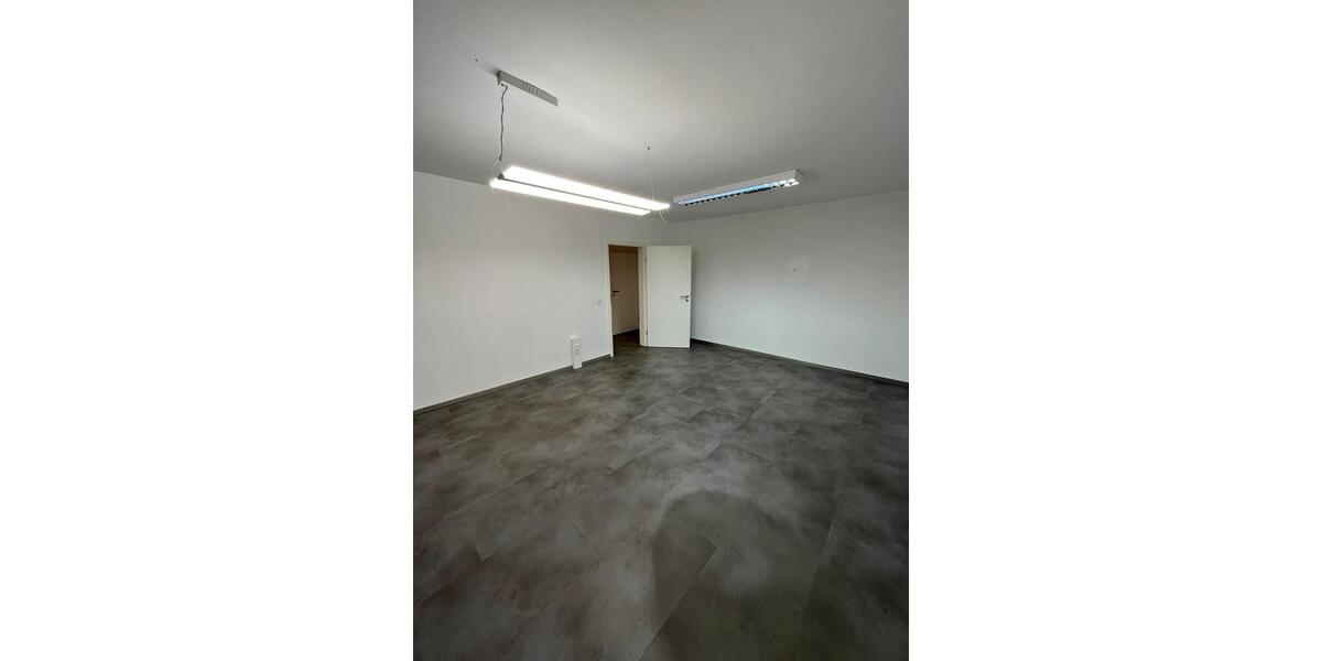 Büroräume mit Lagerhalle und Parkplätzen in Grevenbroich zimmer