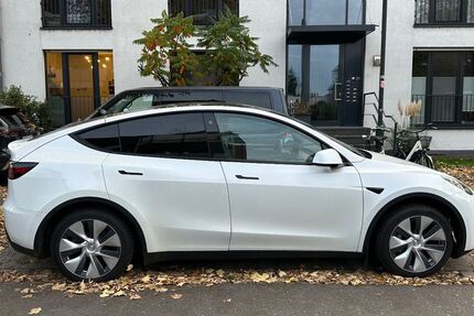 Tesla Model Y 8.240 km 34.999 € Düsseldorf 40221