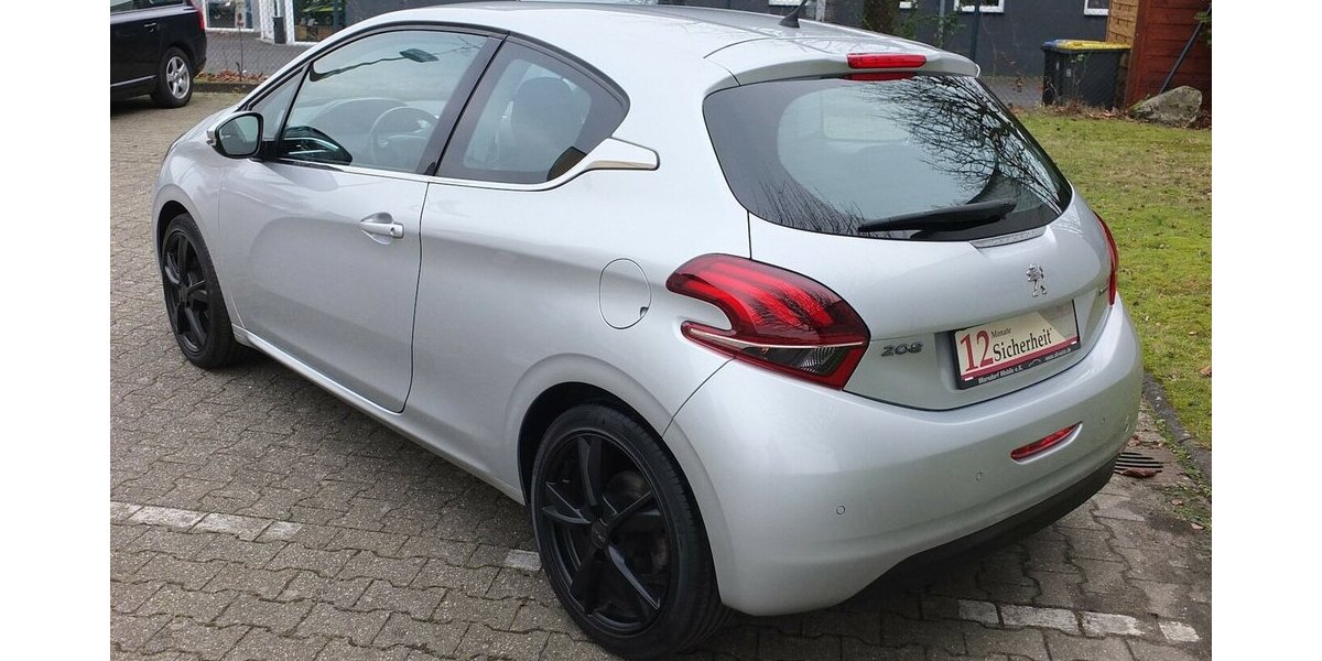 Peugeot 208 1.2 PURE TECH ALLURE KLIMA PDC SHZ SPORT LMF 98.599 km 7.500 &euro; Köln 50858