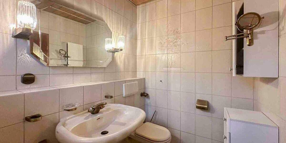 Leverkusen-Rheindorf: Wohnhaus mit Büro, Garten & Wellness - ca. 298 m² Wohn-Nutzfläche 7 zimmer