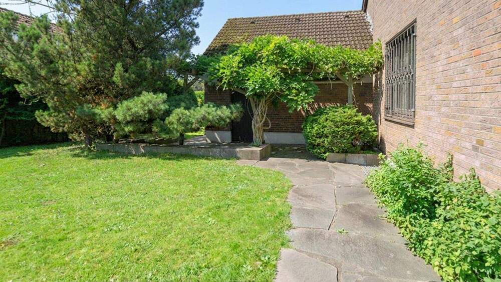 großzügiges, freistehendes Einfamilienhaus mit schönem Garten und Erftblick 6 zimmer