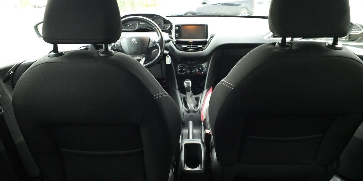 Peugeot 208 1.2 PURE TECH ALLURE KLIMAPDC SHZ SPORT LMF 98.599 km 7.704 &euro; Köln 50858