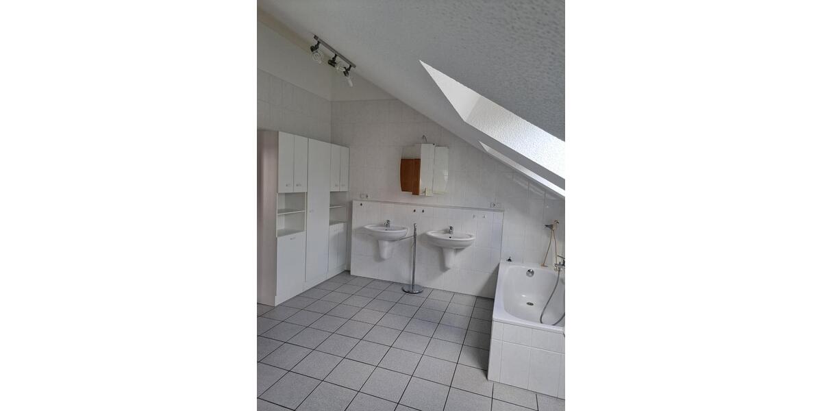 Etagenwohnung Lindlar - 3 Zimmer, 130 m&sup2;, 1.400&euro; | Angebot:25645312