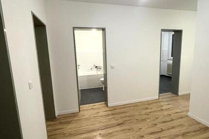 **Helle & frisch renovierte 2,5-Zimmer-Wohnung – mit Balkon & Aufzug** zimmer