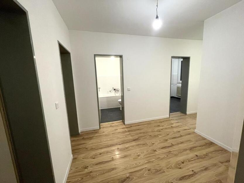 **Helle & frisch renovierte 2,5-Zimmer-Wohnung – mit Balkon & Aufzug** zimmer