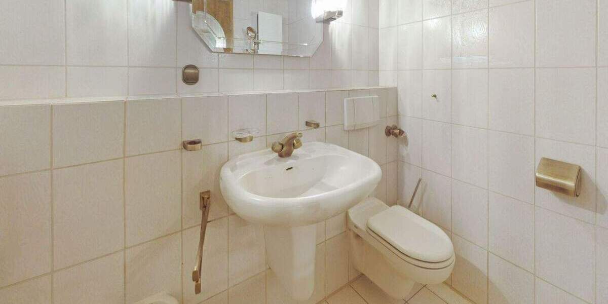 Wohnhaus mit Bürotrakt und Pool im Untergeschoss auf rund 118 m² Wohn- und rund 175 m² Bürofläche 7 zimmer