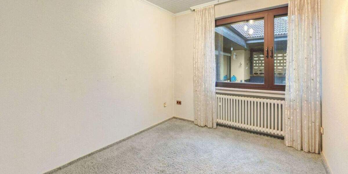 Wohnhaus mit Bürotrakt und Pool im Untergeschoss auf rund 118 m² Wohn- und rund 175 m² Bürofläche 7 zimmer