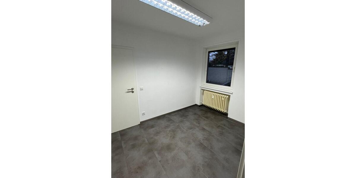 Büroräume mit Lagerhalle und Parkplätzen in Grevenbroich zimmer