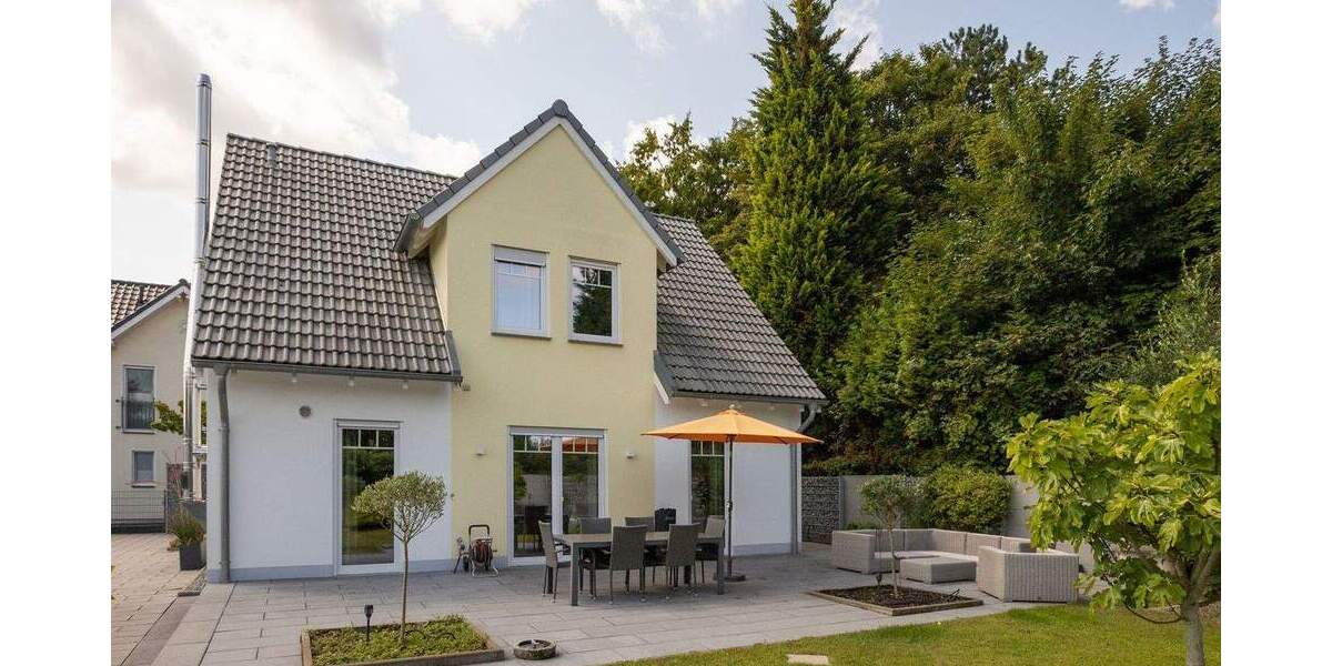 Neuwertiges, freistehendes Einfamilienhaus mit Pool und tollem Garten in zentraler Lage 4 zimmer