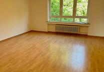 2 Zimmer, Flur, Bad, Balkon, Keller