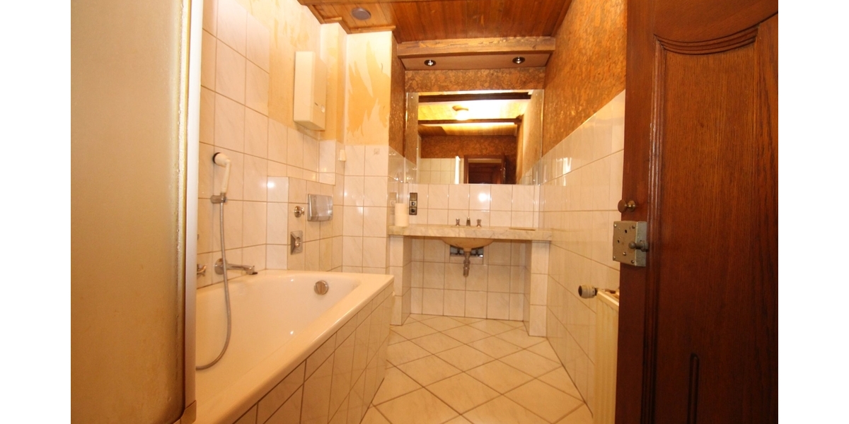 Mehrfamilienhaus mit drei Wohneinheiten und Entwicklungspotenzial - Mehrfamilienhaus, Wohnhaus Solingen Wald | Angebot:24715259