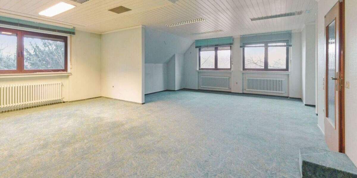 Wohnhaus mit Bürotrakt und Pool im Untergeschoss auf rund 118 m² Wohn- und rund 175 m² Bürofläche 7 zimmer