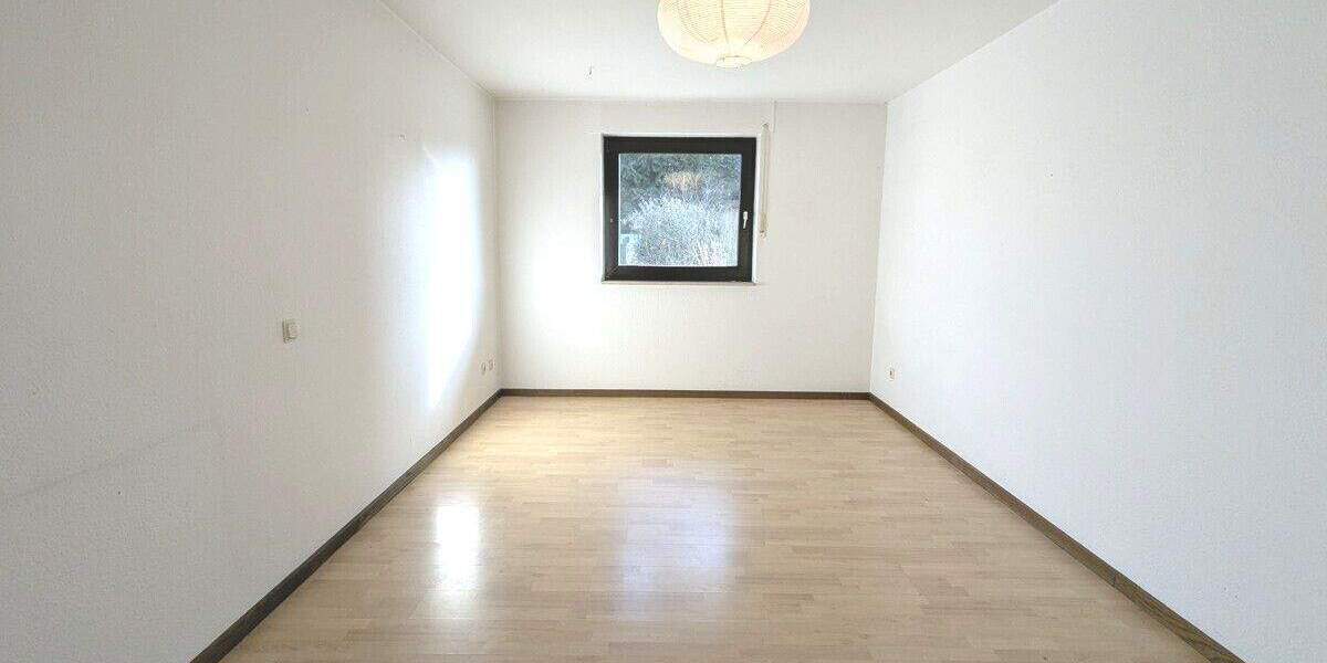 Dornröschen sucht Prinzen: Große Wohnung im EG mit Kamin, Garten und Tiefgarage 3 zimmer