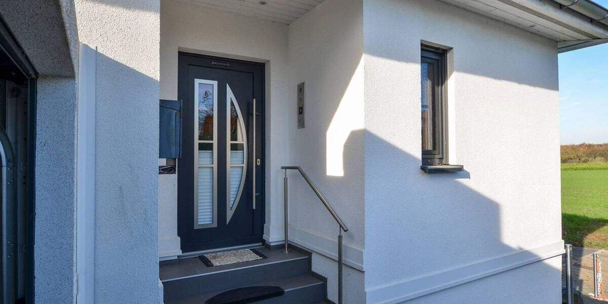 Neubaucharakter trifft Wohlfühloase: Hochwertig ausgestattetes Einfamilienhaus mit Außenpool! 6 zimmer