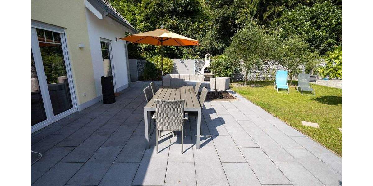 Neuwertiges, freistehendes Einfamilienhaus mit Pool und tollem Garten in zentraler Lage 4 zimmer