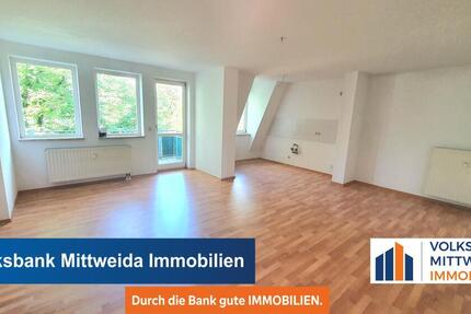 Großzügig geschnittene Dachgeschoßwohnung mit offener Küche, Balkon und Kfz-Stellplatz!