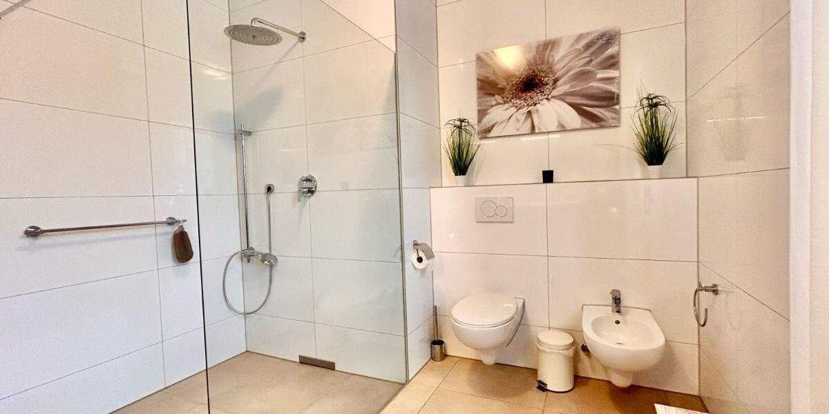 schönes, ruhiges und zentral gelegenes Einfamilienhaus mit zwei Garagen zu verkaufen 1 zimmer