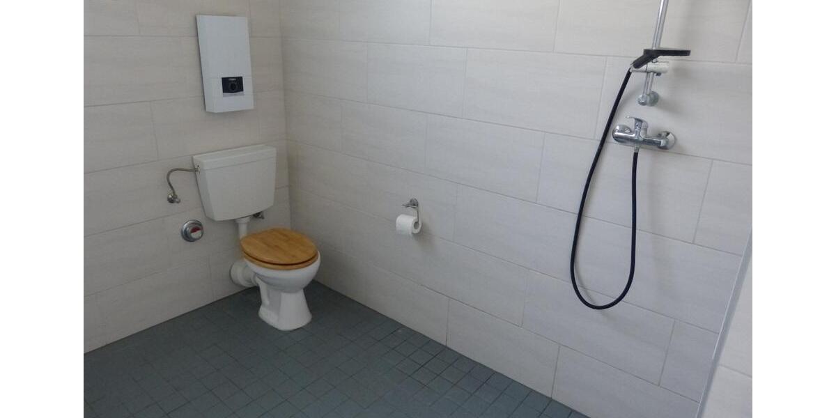 Gewerbehalle mit Büro, Garagen und Sozialräumen 120 qm zimmer