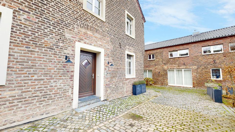 Erftstadt-Lechenich! Zeit für etwas Besonderes! Saniertes Altbau-Miethaus in historischer Hofanlage mit viel Platz für die ganze Familie! Erstklassige Wohnlage! (SN 4944) 7 zimmer