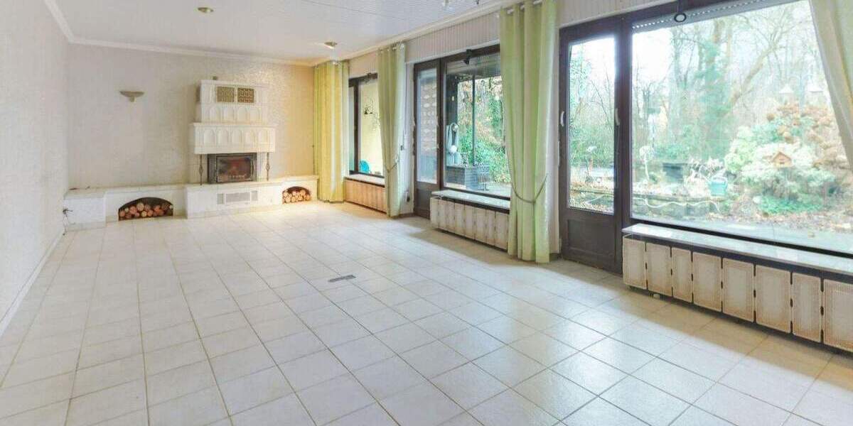 Wohnhaus mit Bürotrakt und Pool im Untergeschoss auf rund 118 m² Wohn- und rund 175 m² Bürofläche 7 zimmer