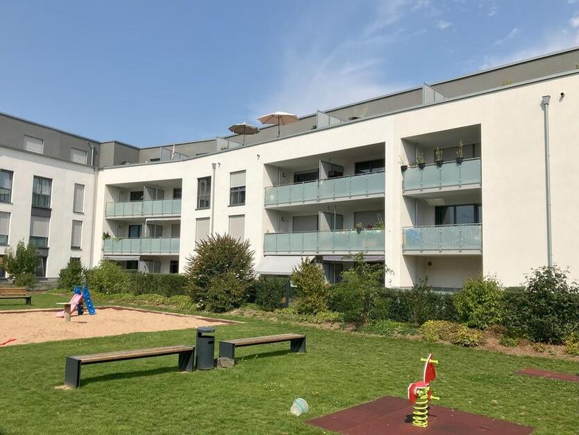 Bei VIVAWEST die Sonnenstrahlen auf dem eigenen Balkon genießen. zimmer