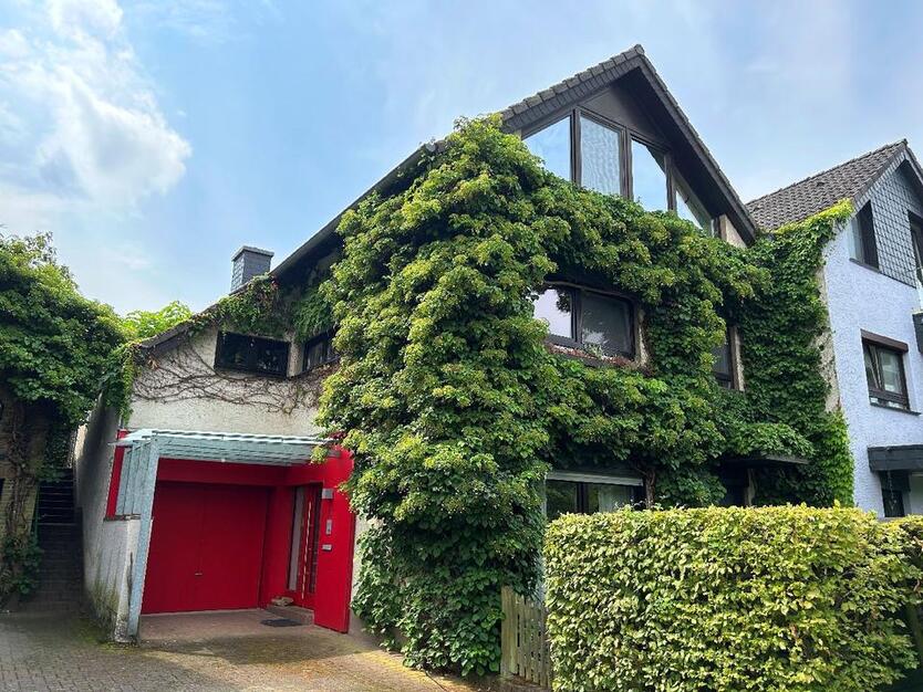 Attraktiv in Lage und Architektur: Doppelhaushälfte mit Garage und Einliegerbereich!