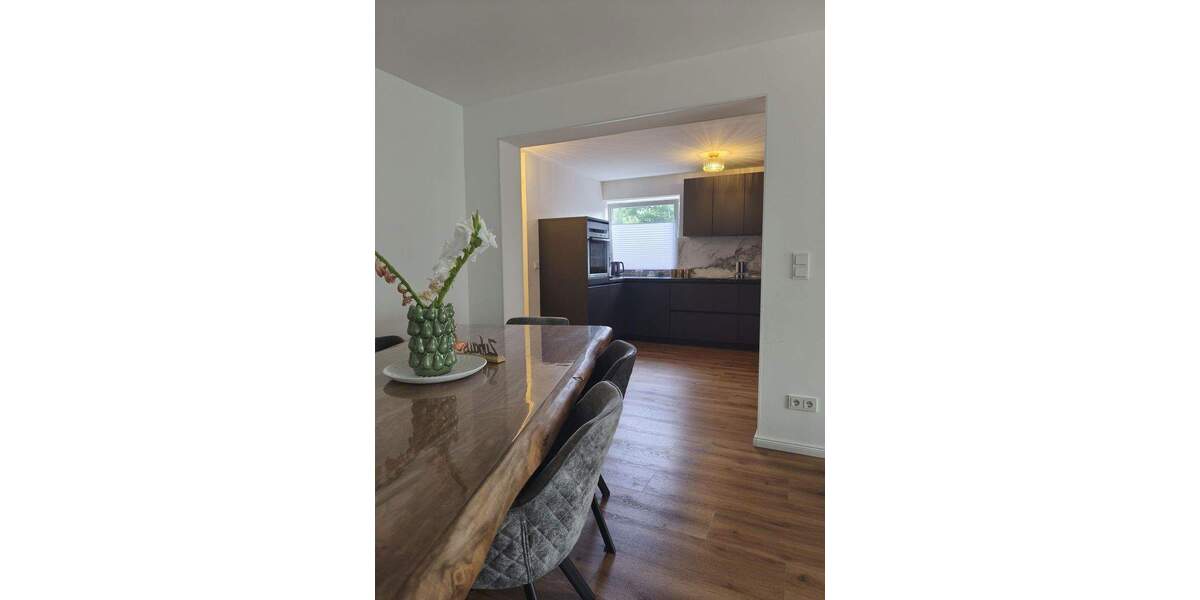 Lichtdurchflutete Wohnung mit Garage, Kamin und eigenem Garten im freistehendem Haus 3 zimmer