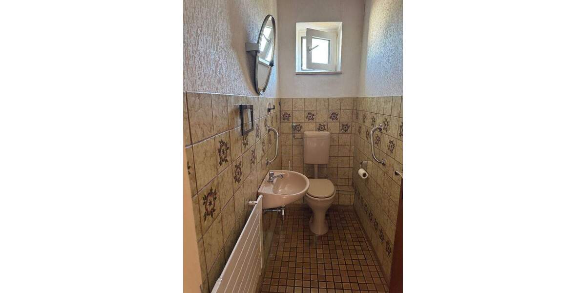 schönes, ruhig gelegenes Einfamilienhaus mit großem Garten zu verkaufen! 7 zimmer