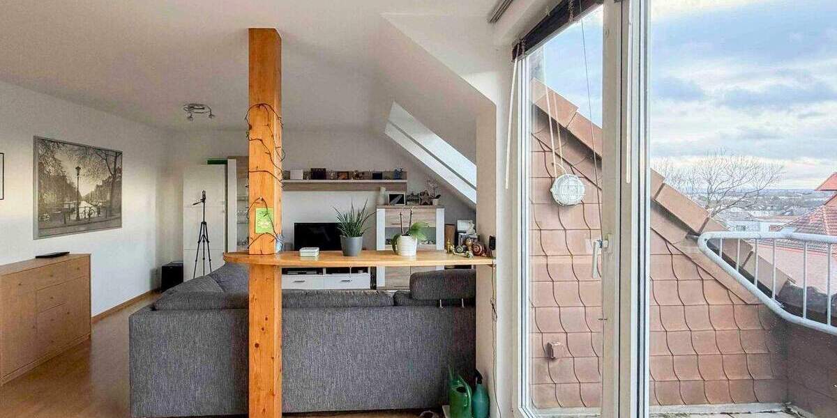 Lichtdurchflutete Dachgeschosswohnung inkl. Stellplatz und Loggia in zentraler Lage von Brühl 2 zimmer