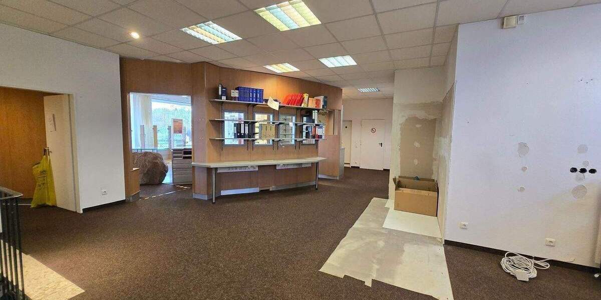 Wohn-Geschäftshaus bietet viele Gestaltungsmöglichkeiten! z.B. Praxis,- Büro,-Wohnräume; aufstockbar 8 zimmer