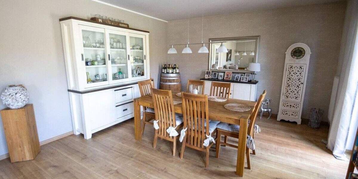 Neuwertiges, freistehendes Einfamilienhaus mit Pool und tollem Garten in zentraler Lage 4 zimmer