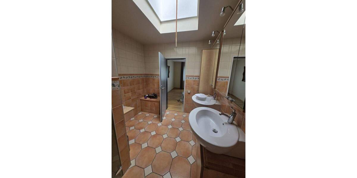 Wohn-Geschäftshaus bietet viele Gestaltungsmöglichkeiten! z.B. Praxis,- Büro,-Wohnräume; aufstockbar 8 zimmer