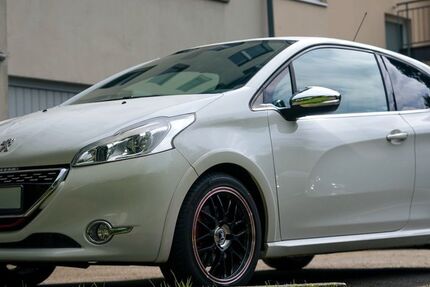 Peugeot 208 84.000 km 9.300 &euro; Düsseldorf 40231