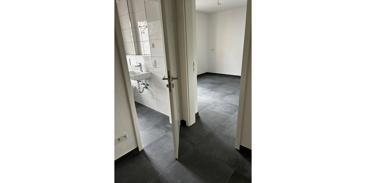 Schöne komplett renovierte Wohnung 55m2 2 zimmer