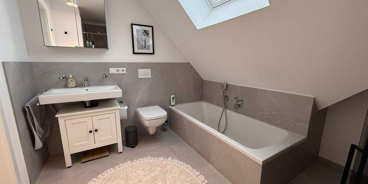 Wunderschöne Maisonette-Whg. in Alt-Junkersdorf mit Loggia - Anfragen per E-Mail - 4 zimmer