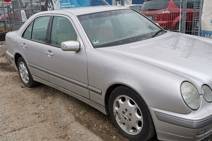 Mercedes-Benz E 200 109.000 km 2.500 € Troisdorf 53840