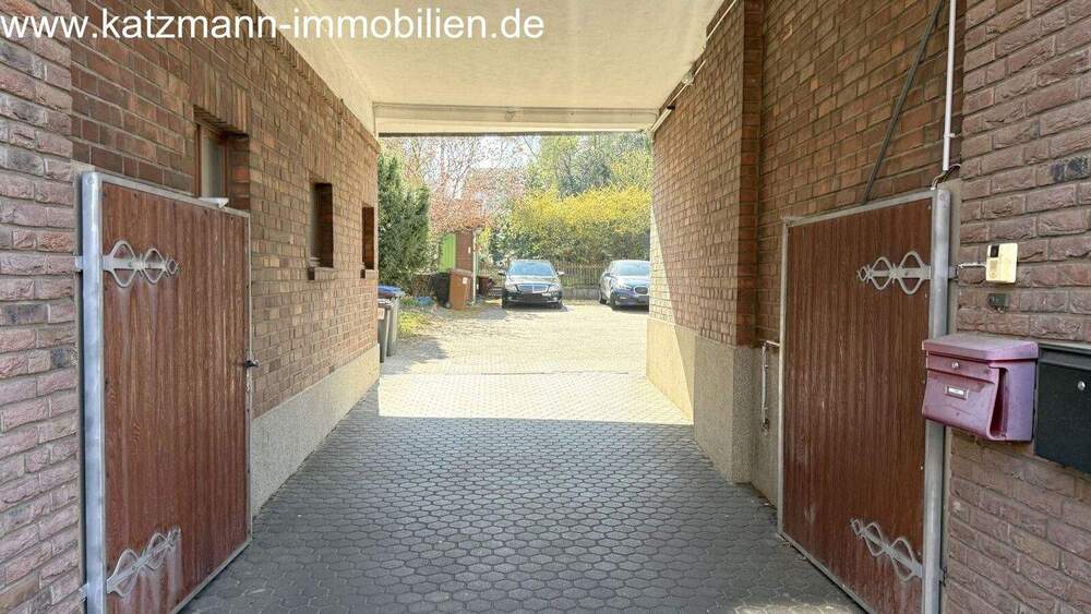 Wohn- und Geschäftshaus + Garagen + 1.186 m² großes Grundstück zu verkaufen 1 zimmer
