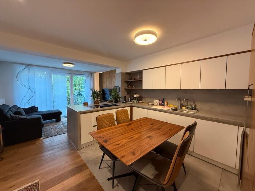 Moderne, vollmöblierte 2-Zimmer-Wohnung mit Garten in Köln zimmer