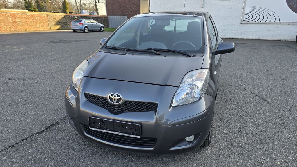 Toyota Yaris 120.000 km 6.890 &euro; Düsseldorf - Bezirk 8 40231