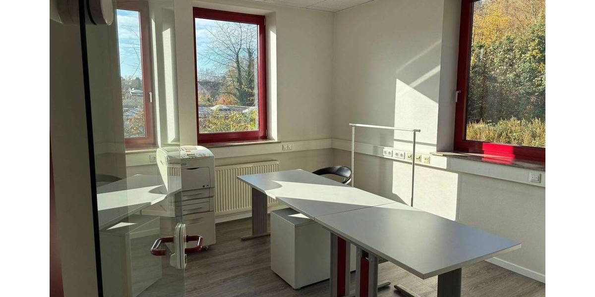 Gewerbeimmobilie Büros & ebenerdige Halle zimmer