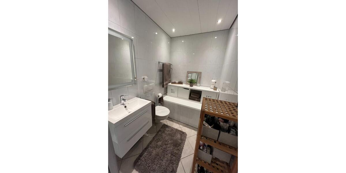 Provisionsfrei: Helle DG-Wohnung mit Balkon & 2 TG-Stellplätzen 3 zimmer