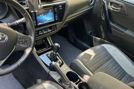 Toyota Auris 82.000 km 11.900 € Köln 50733