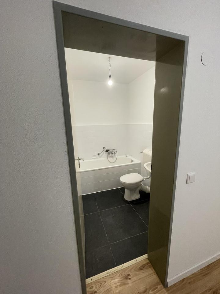 **Helle & frisch renovierte 2,5-Zimmer-Wohnung – mit Balkon & Aufzug** zimmer