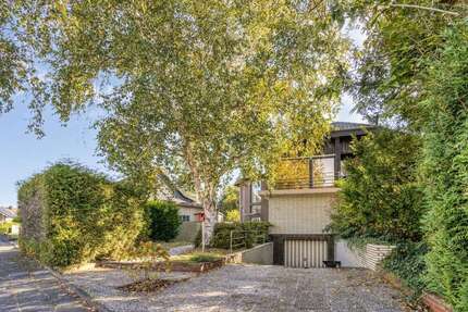 Haus zum Kaufen in Dormagen Ückerath 698.000 € 333 m² 11 zimmer