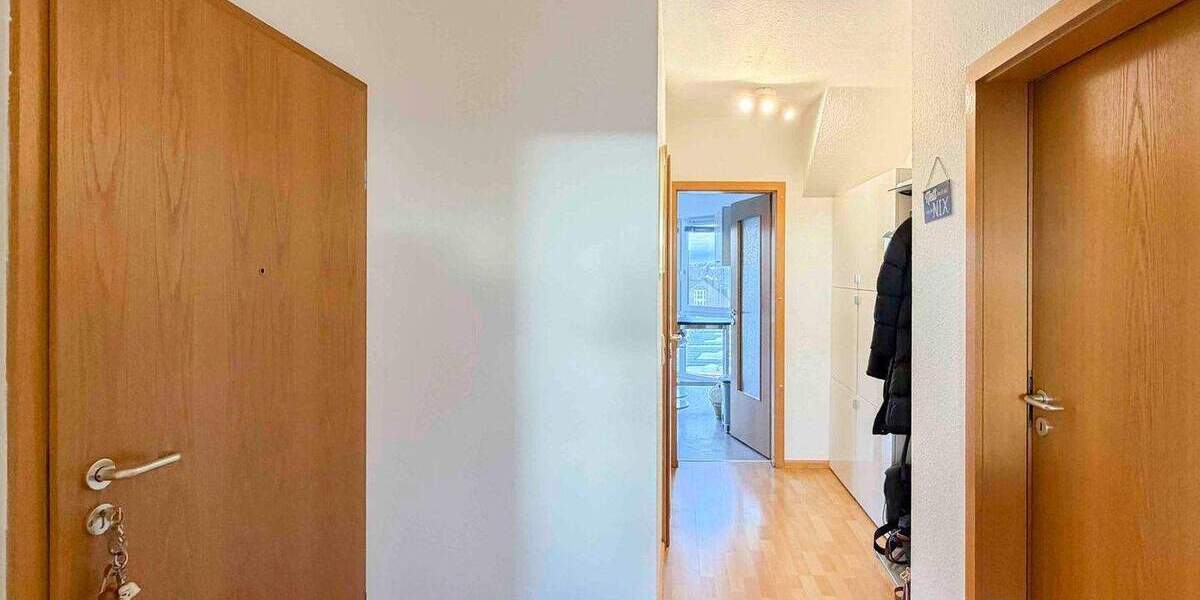 Lichtdurchflutete Dachgeschosswohnung inkl. Stellplatz und Loggia in zentraler Lage von Brühl 2 zimmer