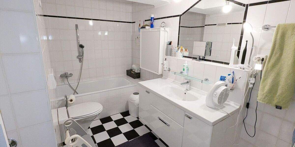 Top-Wohnung mit Aufzug, Klima, Balkon, Dachterrasse und Pkw-Stellplatz in Grevenbroich 4 zimmer