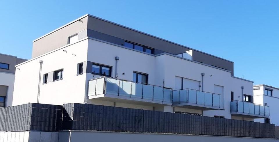 Bei VIVAWEST die Sonnenstrahlen auf dem eigenen Balkon genießen. zimmer