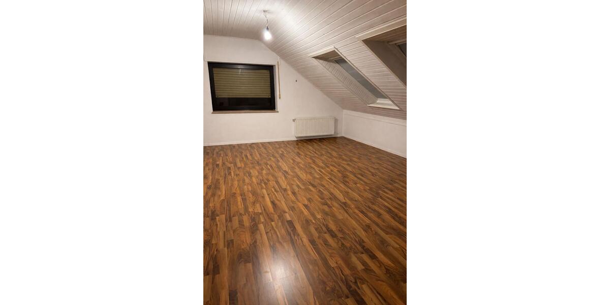 Ruhige 3-Zimmer-Dachgeschosswohnung mit Balkon&Gartennutzung 3 zimmer