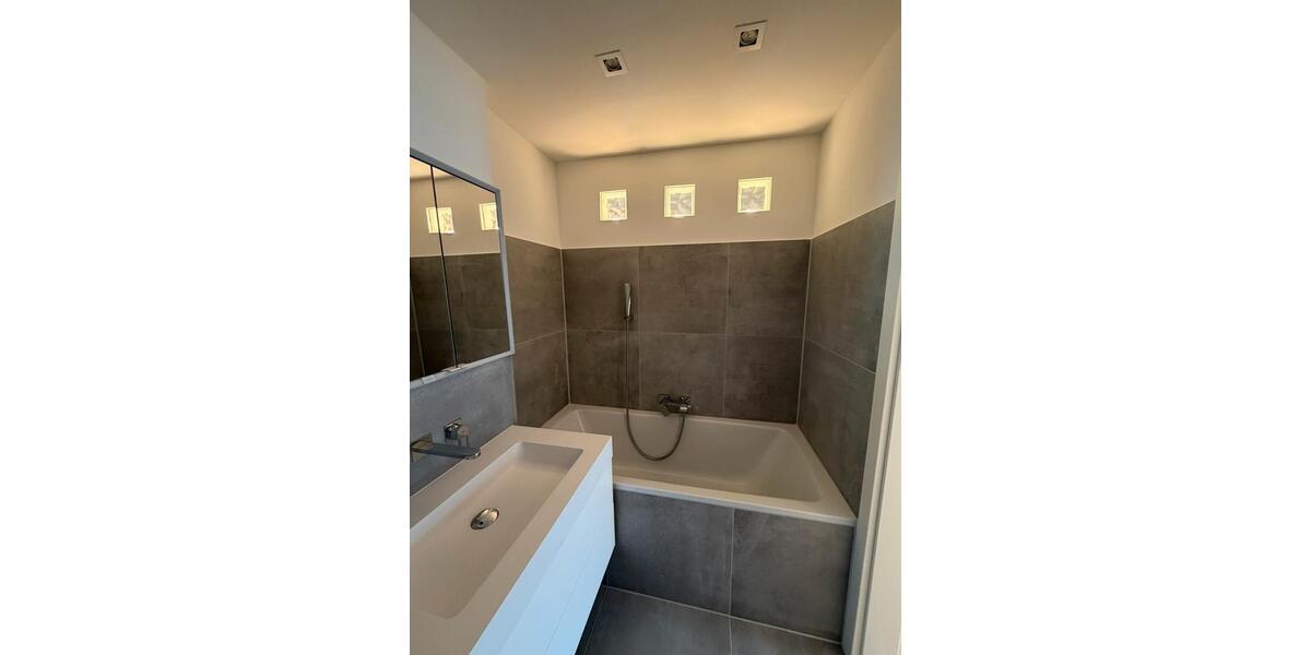Etagenwohnung Düsseldorf Heerdt - 3 Zimmer, 83 m&sup2;, 2.100&euro; | Angebot:26393883